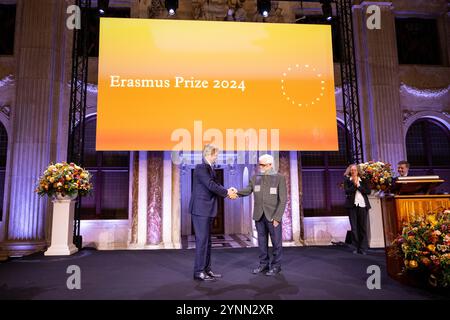 Amsterdam, pays-Bas, 2024-11-26 16:30:45 AMSTERDAM, 26-11-2024, Palais Royal AmsterdamKing Willem Alexander présente le Prix Erasmus à l'écrivain indien Amitav Ghosh (Kolkata, 1956) au Palais Royal d'Amsterdam. Le roi est un mécène de la fondation Praemium Erasmianum. PHOTO : NLBeeld/Patrick van EMST crédit : NL Beeld/Patrick van EMST Banque D'Images