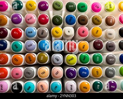 Ensemble de marqueurs de différentes couleurs pour esquisser avec des marquages et des numéros. Gros plan Banque D'Images