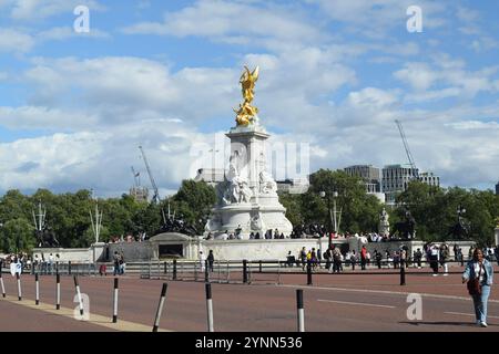 Le Victoria Memorial est un monument à la reine Victoria, situé au bout du Mall à Londres par le sculpteur Sir Thomas Brock. Banque D'Images