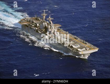 Le navire d'assaut amphibie USS Boxer, navire amiral du Boxer Amphibious Ready Group, est en cours de déploiement prévu dans le Pacifique occidental Banque D'Images