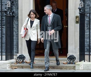 Londres, Angleterre, Royaume-Uni. 26 novembre 2024. La secrétaire d'État au travail et aux pensions LIZ KENDALL (à gauche) et le secrétaire d'État aux Sciences, à l'innovation et à la technologie PETER KYLE quittent Downing Street après une réunion du Cabinet. (Crédit image : © Thomas Krych/ZUMA Press Wire) USAGE ÉDITORIAL SEULEMENT! Non destiné à UN USAGE commercial ! Banque D'Images