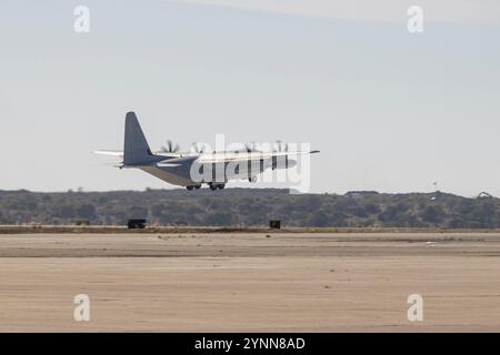 Un avion Super Hercules KC-130J du corps des Marines des États-Unis affecté au Marine Aerial Refueler transport Squadron (VMGR) 153, Marine Aircraft Group 12, 1st ma Banque D'Images