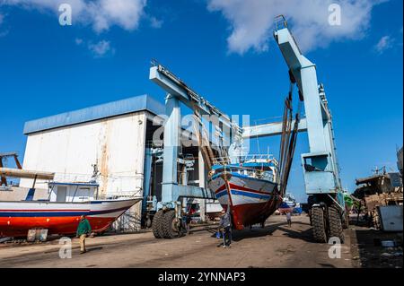 Sfax Tunisie - 12 novembre 2024 : grue pour lever des bateaux sur l'eau au chantier naval de Sfax. Banque D'Images