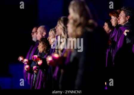 Erfurt, Allemagne. 26 novembre 2024. Représentation de la chorale pop gospel d'Erfurt 'Heavens Garden' à l'ouverture du marché de Noël. Le 174ème marché de Noël d'Erfurt a été officiellement inauguré sur la place de la cathédrale d'Erfurt le 26 novembre 2024. Environ 150 cabanes de marché de Noël sont réparties dans la vieille ville et proposent des spécialités et de l'artisanat de Thuringe. Crédit : Jacob Schröter/dpa/Alamy Live News Banque D'Images