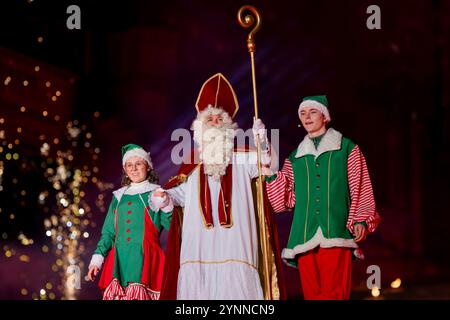 Erfurt, Allemagne. 26 novembre 2024. Les elfes du théâtre pour enfants et jeunes « die Schotte » mènent Nicholas sur les marches de la cathédrale. Le 174ème marché de Noël d'Erfurt a été officiellement inauguré sur la place de la cathédrale d'Erfurt le 26 novembre 2024. Environ 150 cabanes de marché de Noël sont réparties dans la vieille ville et proposent des spécialités et de l'artisanat de Thuringe. Crédit : Jacob Schröter/dpa/Alamy Live News Banque D'Images