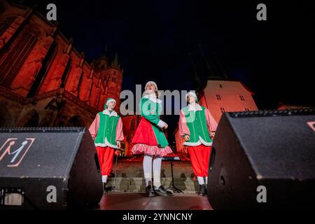 Erfurt, Allemagne. 26 novembre 2024. Le théâtre pour enfants et jeunes « Die Schotte » interprète la pièce de conte de fées « Die Weihnachtswichtel » sur les marches de la cathédrale. Le 174ème marché de Noël d'Erfurt a été officiellement inauguré sur la place de la cathédrale d'Erfurt le 26 novembre 2024. Environ 150 cabanes de marché de Noël sont réparties dans la vieille ville et proposent des spécialités et de l'artisanat de Thuringe. Crédit : Jacob Schröter/dpa/Alamy Live News Banque D'Images