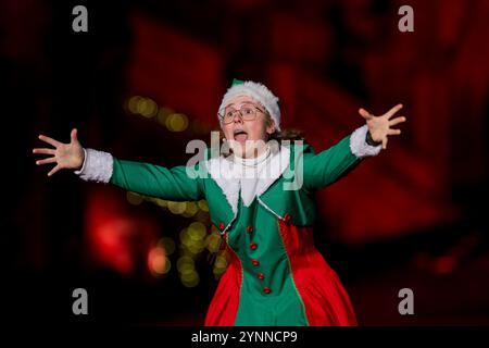 Erfurt, Allemagne. 26 novembre 2024. Le théâtre pour enfants et jeunes « Die Schotte » interprète la pièce de conte de fées « Die Weihnachtswichtel » sur les marches de la cathédrale. Le 174ème marché de Noël d'Erfurt a été officiellement inauguré sur la place de la cathédrale d'Erfurt le 26 novembre 2024. Environ 150 cabanes de marché de Noël sont réparties dans la vieille ville et proposent des spécialités et de l'artisanat de Thuringe. Crédit : Jacob Schröter/dpa/Alamy Live News Banque D'Images