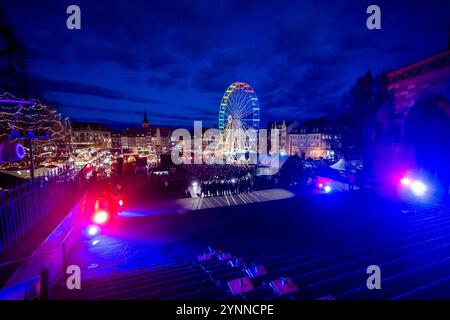 Erfurt, Allemagne. 26 novembre 2024. Les visiteurs regardent le chœur pop gospel d'Erfurt « Heavens Garden » se produire à l'ouverture du marché de Noël. Le 174ème marché de Noël d'Erfurt a été officiellement inauguré sur la place de la cathédrale d'Erfurt le 26 novembre 2024. Environ 150 cabanes de marché de Noël sont réparties dans la vieille ville et proposent des spécialités et de l'artisanat de Thuringe. Crédit : Jacob Schröter/dpa/Alamy Live News Banque D'Images