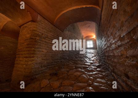Rampe faite de pierres menant à l'étage supérieur de Sainte-Sophie, monument touristique mosquée, Istanbul, Turquie. Banque D'Images