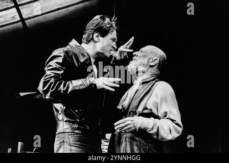 de gauche à droite : Peter Howitt (Mick), Donald Pleasence (Davies) dans LE GARDIEN DE Harold Pinter au Comedy Theatre, Londres SW1 20/06/1991 décor : Eileen Diss costumes : Dany Everett éclairage : Mick Hughes réalisateur : Harold Pinter Banque D'Images