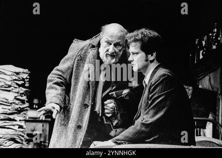 de gauche à droite : Donald Pleasence (Davies), Colin Firth (Aston) dans LE GARDIEN DE Harold Pinter au Comedy Theatre, Londres SW1 20/06/1991 décor : Eileen Diss costumes : Dany Everett éclairage : Mick Hughes réalisateur : Harold Pinter Banque D'Images