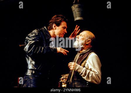 de gauche à droite : Peter Howitt (Mick), Donald Pleasence (Davies) dans LE GARDIEN DE Harold Pinter au Comedy Theatre, Londres SW1 20/06/1991 décor : Eileen Diss costumes : Dany Everett éclairage : Mick Hughes réalisateur : Harold Pinter Banque D'Images