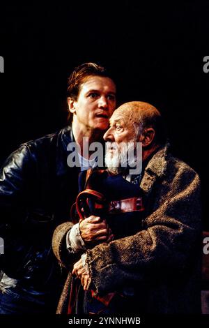 de gauche à droite : Peter Howitt (Mick), Donald Pleasence (Davies) dans LE GARDIEN DE Harold Pinter au Comedy Theatre, Londres SW1 20/06/1991 décor : Eileen Diss costumes : Dany Everett éclairage : Mick Hughes réalisateur : Harold Pinter Banque D'Images