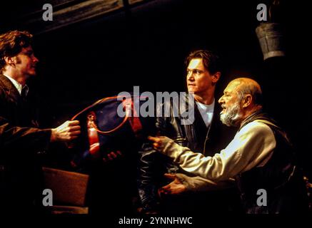 de gauche à droite : Colin Firth (Aston), Peter Howitt (Mick), Donald Pleasence (Davies) dans LE GARDIEN DE Harold Pinter au Comedy Theatre, Londres SW1 20/06/1991 décor : Eileen Diss costumes : Dany Everett éclairage : Mick Hughes réalisateur : Harold Pinter Banque D'Images