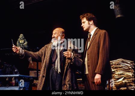 de gauche à droite : Donald Pleasence (Davies), Colin Firth (Aston) dans LE GARDIEN DE Harold Pinter au Comedy Theatre, Londres SW1 20/06/1991 décor : Eileen Diss costumes : Dany Everett éclairage : Mick Hughes réalisateur : Harold Pinter Banque D'Images