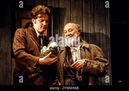 de gauche à droite : Colin Firth (Aston), Donald Pleasence (Davies) dans LE GARDIEN DE Harold Pinter au Comedy Theatre, Londres SW1 20/06/1991 décor : Eileen Diss costumes : Dany Everett éclairage : Mick Hughes réalisateur : Harold Pinter Banque D'Images