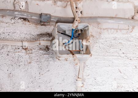 Ouvrir le boîtier de raccordement 6 voies. Câbles enchevêtrés. Boîte ouverte découverte Banque D'Images