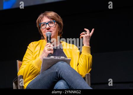 Johanna Schneller, journaliste au Globe and mail, assiste à la projection spéciale Toronto de « Porcelain War » au TIFF Lightbox. Au milieu de la dévastation de l'invasion de l'Ukraine par la Russie, trois artistes - Slava Leontyev, Anya Stasenko et Andrey Stefanov - manient avec défiance leur art, leurs appareils photo et leurs nouvelles armes pour défendre leur culture et leur pays. Co-réalisé par Leontyev et Brendan Bellomo, Porcelain War capture leur extraordinaire résilience, avec la photographie de Stefanov documentant leur voyage de résistance, de créativité et d'espoir au milieu du chaos. Banque D'Images