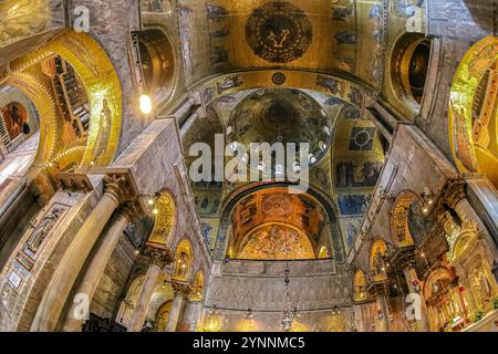 VENISE, ITALIE - 17 MARS 2023 : intérieur de la cathédrale patriarcale médiévale Basilique Saint-Marc (Basilica Cattedrale Patriarcale di San Marco), Banque D'Images