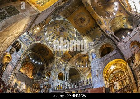 VENISE, ITALIE - 17 MARS 2023 : intérieur de la cathédrale patriarcale médiévale Basilique Saint-Marc (Basilica Cattedrale Patriarcale di San Marco), Banque D'Images