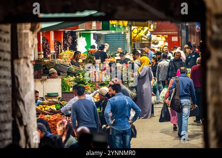 Vendeurs et acheteurs au marché traditionnel arabe de rue dans la médina de Sfax. Banque D'Images