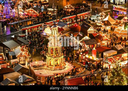 26 novembre 2024, Saxe-Anhalt, Halle (Saale) : le marché de Noël à Halle dans des lumières colorées. L'ouverture officielle a commencé avec l'allumage des lumières du sapin de Noël sur l'épinette de 13 mètres de haut. Environ 100 magasins participent sur la place du marché et devant la salle de concert Ulrichskirche. Photo : Heiko Rebsch/dpa Banque D'Images