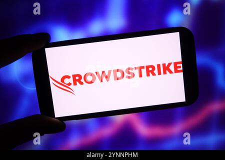 Dans cette illustration photo, le logo de la société CrowdStrike est affiché sur l'écran d'un smartphone. Banque D'Images