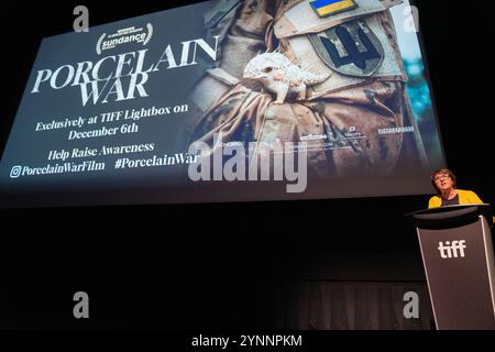 Johanna Schneller, journaliste au Globe and mail, assiste à la projection spéciale Toronto de « Porcelain War » au TIFF Lightbox. Au milieu de la dévastation de l'invasion de l'Ukraine par la Russie, trois artistes - Slava Leontyev, Anya Stasenko et Andrey Stefanov - manient avec défiance leur art, leurs appareils photo et leurs nouvelles armes pour défendre leur culture et leur pays. Co-réalisé par Leontyev et Brendan Bellomo, Porcelain War capture leur extraordinaire résilience, avec la photographie de Stefanov documentant leur voyage de résistance, de créativité et d'espoir au milieu du chaos. (Photo Shawn Goldberg/SOPA images/SIPA Banque D'Images