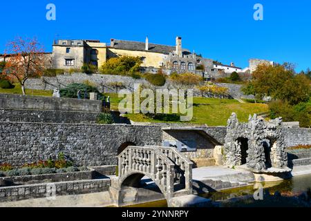 Ville de Štanjel au-dessus du jardin Ferrari à Kras, Primorska, Slovénie Banque D'Images