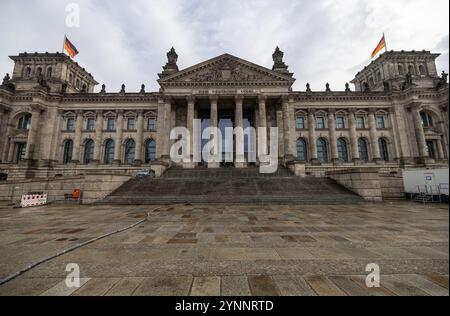 Berlin, Allemagne. 26 novembre 2024. Vue sur le bâtiment du Reichstag avec drapeaux agités. Crédit : Hannes P. Albert/dpa/Alamy Live News Banque D'Images