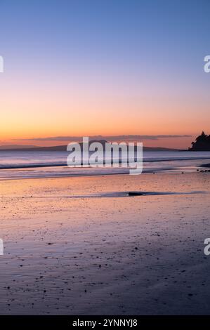 Magnifique lever de soleil sur l'île de Rangitoto comme vue de long Bay, Auckland, Nouvelle-Zélande Banque D'Images