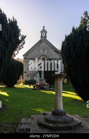 La chapelle anglicane un bâtiment de style tudor et la Croix de sacrifice sur le vieux cimetière sur la commune, Southampton, Hampshire, Angleterre, Royaume-Uni Banque D'Images