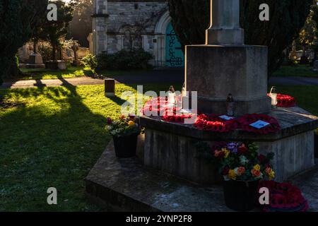 Couronnes et fleurs de souvenir de la guerre du coquelicot déposées par la Croix du sacrifice au Old Cemetery in the Common à Southampton, Hampshire, Angleterre, Royaume-Uni Banque D'Images