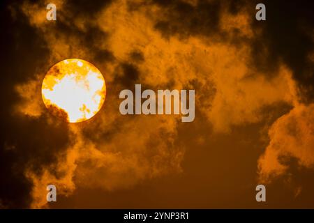 Le soleil se brise à travers les nuages au coucher du soleil sur la rivière Cuiaba près de Porto Jofre dans le nord du Pantanal, province du Mato Grosso au Brésil. Banque D'Images