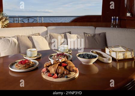 Offrez-vous un petit déjeuner gourmand sur un yacht luxueux avec une belle vue panoramique sur l'océan Banque D'Images