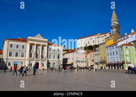 Piran, Slovénie - 16 novembre 2024 : Hôtel de ville sur la place Tartini dans la ville de Piran en Istrie, Slovénie Banque D'Images