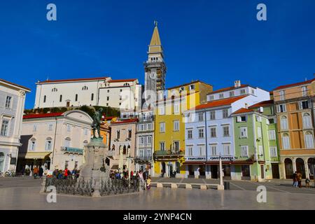 iran, Slovénie - 16 novembre 2024 : place Tartini et église paroissiale George dans la ville de Piran en Istrie, Slovénie Banque D'Images