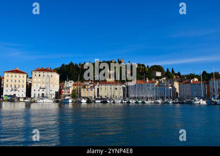 Piran, Slovénie - 16 novembre 2024 : bâtiments sur la côte de la mer Adriatique dans la ville de Piran dans la région du littoral et en Istrie, Slovénie Banque D'Images