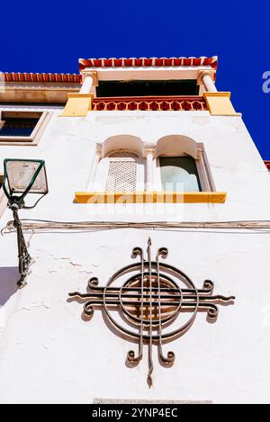 Maison à l'architecture mauresque et grille ronde en fer forgé. Elvas, Alentejo, Portugal, Europe Banque D'Images