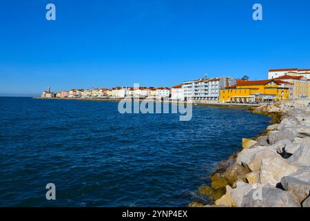 Piran, Slovénie - 16 novembre 2024 : vue de la ville de Piran sur la côte de la mer Adriatique en Istrie, littoral, Slovénie Banque D'Images