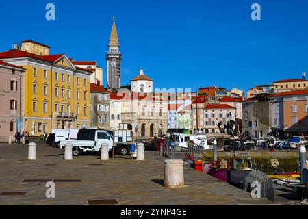 Piran, Slovénie - 16 novembre 2024 : église paroissiale de George du port dans la ville côtière de Piran en Istrie, Slovénie Banque D'Images