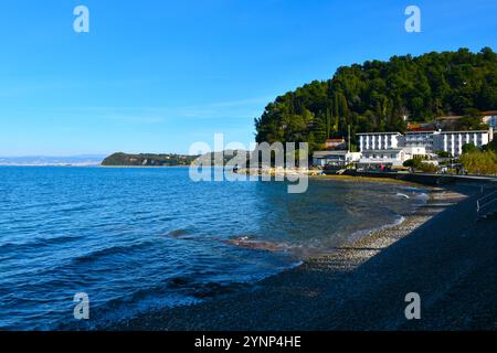 Piran, Slovénie - 16 novembre 2024 : plage et hôtel à Fiesa en Istrie, Slovénie Banque D'Images