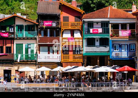 Maisons traditionnelles avec balcons en bois. Plaza de Santiago - Santiago Square à Pasai Donibane. Pasajes, Guipúzcoa, País Vasco, Espagne, Europe Banque D'Images