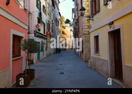 Piran, Slovénie - 16 novembre 2024 : ruelle étroite dans la vieille ville de Piran en Istrie, Slovénie Banque D'Images