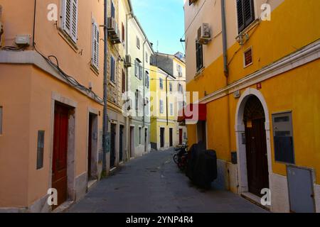 Piran, Slovénie - 16 novembre 2024 : Rue étroite dans la vieille ville de Piran en Istrie, Slovénie Banque D'Images