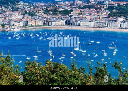 Plage de la Concha en août, baie de la Concha. San Sebatián, Guipúzcoa, País Vasco, Espagne, Europe Banque D'Images