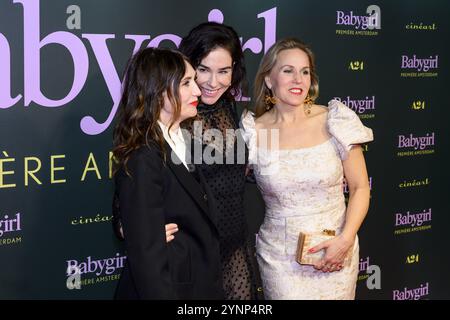 Amsterdam, pays-Bas, 2024-11-25 19:56:26 AMSTERDAM, 25-11-2024, TuschinskiBabygirl première tapis rouge avec Halina Reijn à Tuschinski, Amsterdam PHOTO : NLBeeld/Patrick van EmstIn la photo : Halina Reijn et Carice van Houten avec Hadewich Minis crédit : NL Beeld / Patrick van EMST Banque D'Images