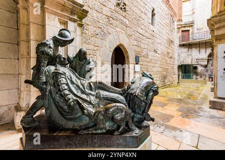 Saint Ignace blessé arrivant à Loyola. Groupe sculptural du sculpteur Joan Flotats, 1907, à côté de la maison natale de Saint Ignace, Sanctuaire de Banque D'Images