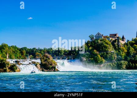 Chutes du Rhin, Rheinfallfelsen et château de Laufen. Rhin Falls est une cascade située en Suisse et la cascade la plus puissante d'Europe. Les chutes Banque D'Images