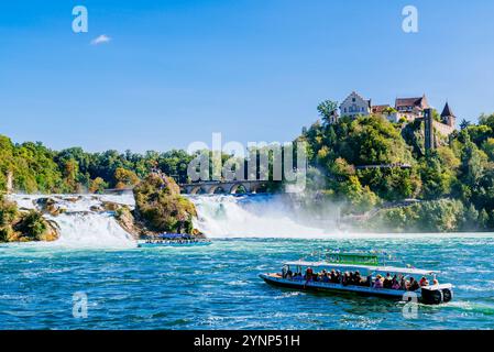 Bateau d'excursion à côté des chutes du Rhin. Rhin Falls est une cascade située en Suisse et la cascade la plus puissante d'Europe. Les chutes sont situées sur th Banque D'Images